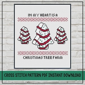 Puede incluir: Patrón de punto de cruz con tres árboles de Navidad con cinta roja y el texto "In my heart is a Christmas tree farm".