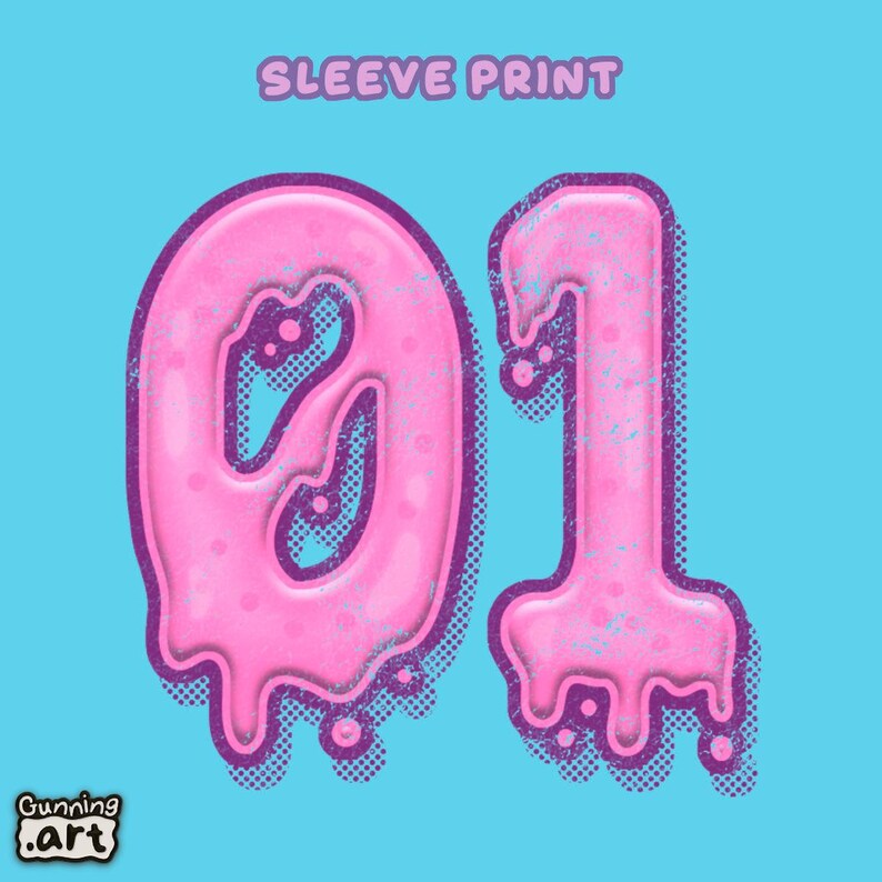Op de afbeelding: Digitale illustratie van de cijfers "01" in een roze, bubbelachtige lettertype met een druppeleffect. De cijfers hebben een paarse omtrek en een gespikkelde textuur, tegen een lichtblauwe achtergrond. De tekst "SLEEVE PRINT" staat boven de cijfers.