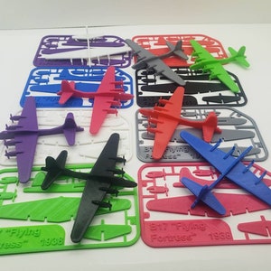 Puede incluir: Un conjunto de diez kits de maquetas de plástico del bombardero B-17 Flying Fortress, cada uno en un color diferente. Los kits no están ensamblados y vienen con instrucciones. Los kits están etiquetados como "B-17 Flying Fortress" y "1938".