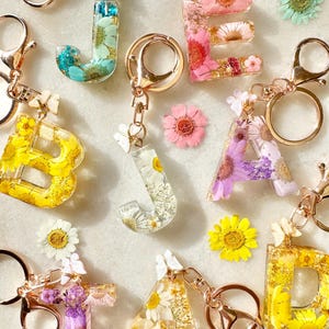 Llavero de flor de resina / llavero floral / llavero / llavero con letra / regalos / llavero con borla / llavero con borla / llavero / resina