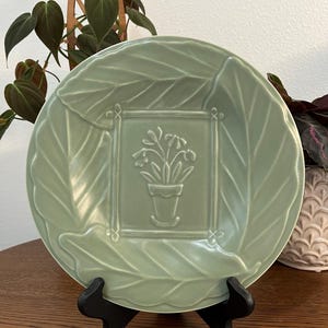 Assiette à lunch jardin fleuri Pfaltzgraff - 23 cm (9 po.) céramique florale verte sculptée - motif PFAFLG - ustensiles de cuisine Cottagecore - assiette vintage