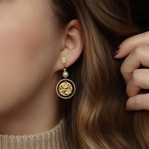 Ohrringe Gold mit kleinen Perlen und runden Anhängern, Ohrstecker, elegante Ohrringe, Perlenohrringe