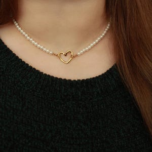 Perlenkette mit Herzanhänger in Gold aus Edelstahl, Halskette mit kleinen Muschelkernperlen, verstellbar