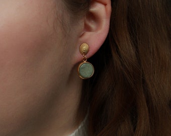 Goldene Ohrringe rund aus Edelstahl mit Stein in der Farbe Jadegrün, Ohrstecker