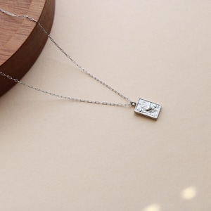 Zarte Halskette in Silber mit rechteckigem Anhänger, Spielkarte, Edelstahl, minimalistische Kette, schlichtes Accessoire