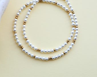 Perlenkette mit Perlen in Weiß und Gold aus Edelstahl und Muschelkernperlen, verstellbar