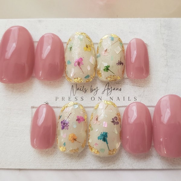 Presse peinte à la main sur les ongles, ongles en coquillage, ongles de fleurs, ongles de printemps, ongles japonais