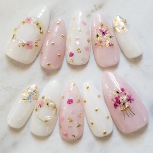 Press on nails, dried flower nails, Japanese nails, kawaii nails, pink nails,