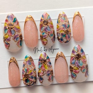 Uñas postizas con flores pintadas a mano, cromo y purpurina, estilo vitral.