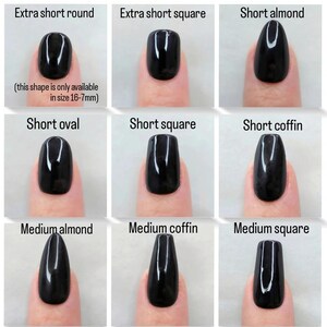 Puede incluir: Una gu&iacute;a que muestra varias formas de u&ntilde;as negras, incluyendo extra corto redondo, extra corto cuadrado, almendra corto, ovalado corto, cuadrado corto, ata&uacute;d corto, almendra mediano, ata&uacute;d mediano y cuadrado mediano. El texto indica que la forma extra corta redonda est&aacute; disponible en 16-7mm.