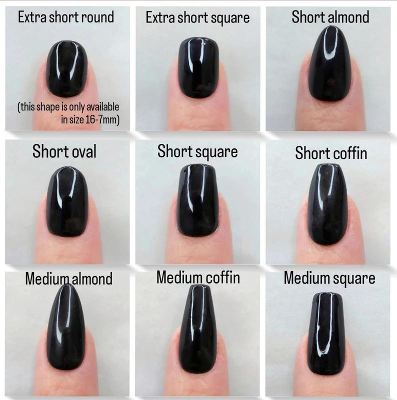 Puede incluir: Una gu&iacute;a que muestra varias formas de u&ntilde;as negras, incluyendo extra corto redondo, extra corto cuadrado, almendra corto, ovalado corto, cuadrado corto, ata&uacute;d corto, almendra mediano, ata&uacute;d mediano y cuadrado mediano. El texto indica que la forma extra corta redonda est&aacute; disponible en 16-7mm.