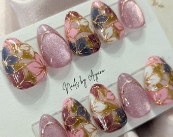 Uñas pintadas a mano con motivos florales, cromados, de ojo de gato y prensa francesa.