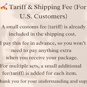 Puede incluir: Texto sobre un fondo beige que detalla los aranceles y los gastos de env&iacute;o para los clientes de EE. UU. Explica que las tasas de aduana est&aacute;n incluidas en el env&iacute;o, se pagan por adelantado y se aplican tasas adicionales para varios conjuntos.