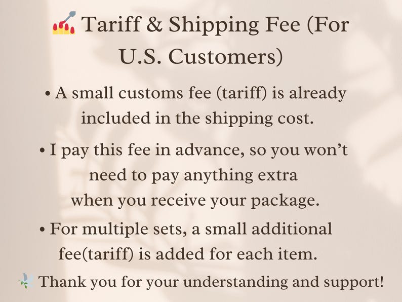 Puede incluir: Texto sobre un fondo beige que detalla los aranceles y los gastos de env&iacute;o para los clientes de EE. UU. Explica que las tasas de aduana est&aacute;n incluidas en el env&iacute;o, se pagan por adelantado y se aplican tasas adicionales para varios conjuntos.