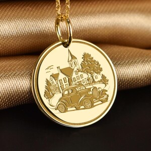 14K Solid Gold Vintage Szene Anhänger, Gold eingravierte Oldtimer Münze Charme, personalisierte Dorf Geschenk Schmuck, Gold Retro Auto Geschenk Halskette