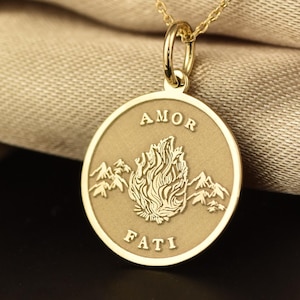 14K Echt Solid Gold Amor Fati Halskette, Liebe des Schicksals Anhänger, Philosophie Schmuck, personalisierte Amor Fati Charme, Medaillon der stoischen lateinischen Phrase