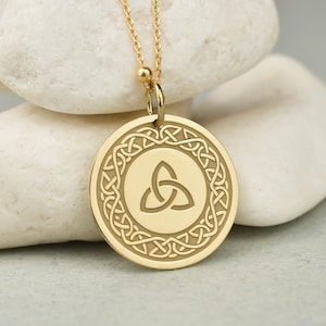 14K Massivgold Triquetra Halskette, Gold gravierter keltischer Knoten Scheibenanhänger, personalisierter keltischer Knoten Münze Anhänger, Triquetra Schmuck
