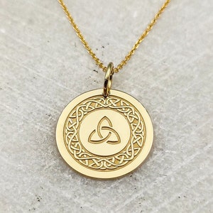 Joyería de nudo de trinidad de oro macizo de 9K, colgante de moneda de nudo de trinidad irlandesa de oro, encanto de disco de triquetra personalizado, collar de símbolo celta delicado