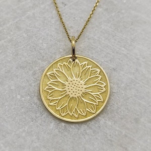 9K Solid Gold Holly Flower Pendant, Dainty Birthmonth Holly Flower Coin Necklace, Personalized Birthflower Disc Charm, Gold December Jewelry