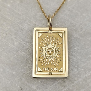 Collier carte de tarot soleil en or 14 carats, breloque tarot soleil personnalisé délicat, pendentif soleil rectangle pour femme, breloque carte de tarot gravée personnalisée