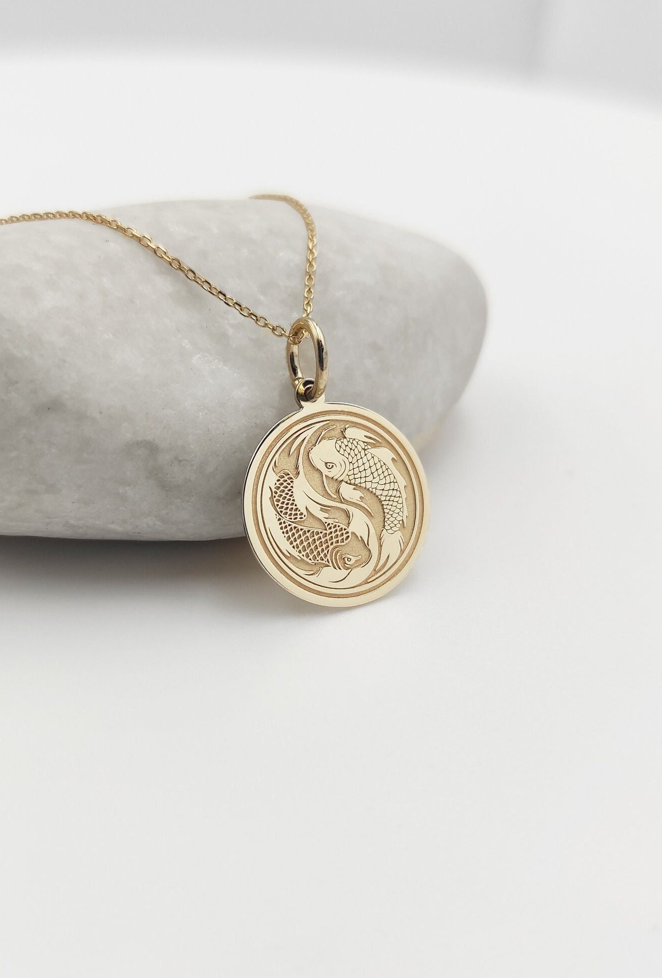 送料税込【King Ice】Yin-Yang Koi Fish Medallion ネックレス Yin-Yang Koi Fish Medallion Necklace | Far East Collection
