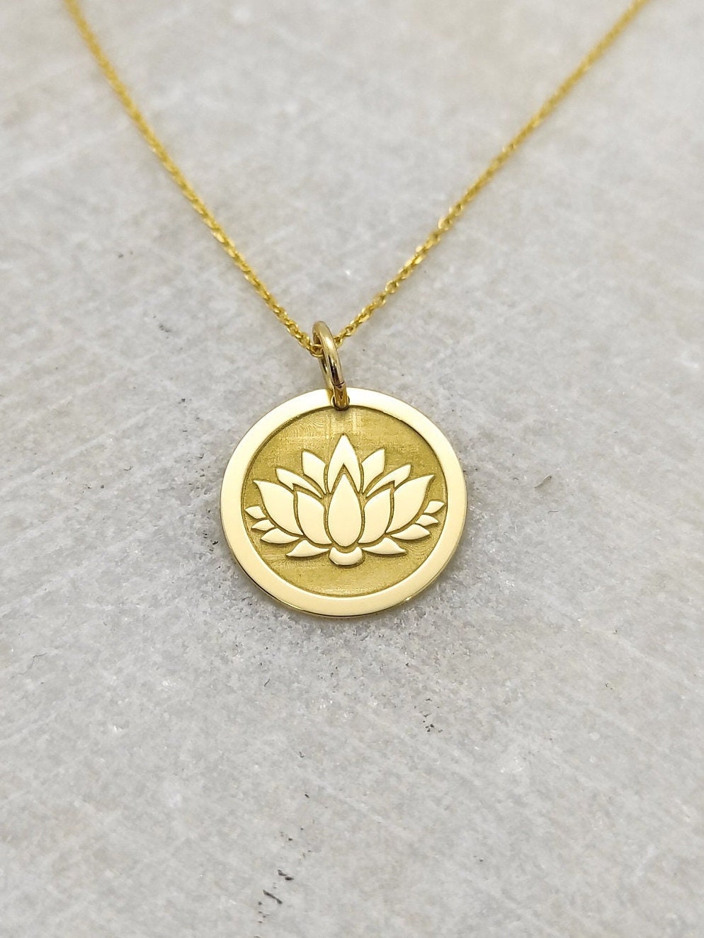 Joyería de loto de oro macizo de 9K, colgante de moneda de loto delicado, collar de disco de yoga personalizado, encanto de flor de loto de oro de 9K, joyería de flor de loto