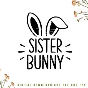 Può includere: Grafica in bianco e nero di orecchie di coniglio con il testo "Sister Bunny" in un font scritto a mano.