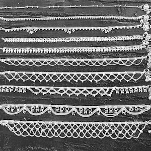 Pode incluir: Uma cole&ccedil;&atilde;o de pulseiras de tornozelo prateadas com v&aacute;rios designs, incluindo correntes de contas, padr&otilde;es delicados e pingentes pendurados. As pulseiras s&atilde;o exibidas em uma superf&iacute;cie escura e texturizada.