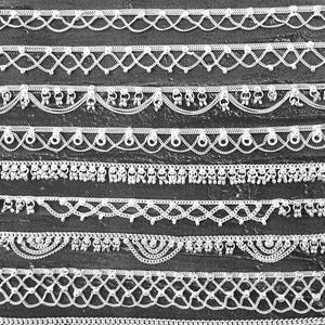 Könnte beinhalten: Eine Sammlung silberner Fußkettchen mit verschiedenen aufwendigen Designs. Die Fußkettchen verfügen über filigrane Ketten, Perlen und baumelnde Anhänger. Die Designs umfassen geometrische Muster, florale Motive und Perlenfransen. Die Fußkettchen werden vor einem dunklen Hintergrund präsentiert.