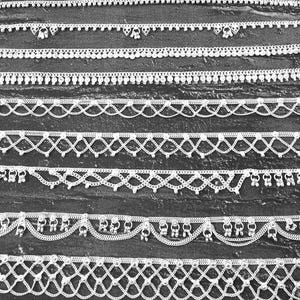 Pode incluir: Uma cole&ccedil;&atilde;o de pulseiras de tornozelo prateadas com v&aacute;rios designs. As pulseiras de tornozelo apresentam correntes delicadas, detalhes de contas e pingentes pendurados. As pulseiras de tornozelo s&atilde;o exibidas em um fundo escuro, mostrando seus detalhes intrincados e superf&iacute;cies reflexivas.