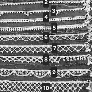 Pode incluir: Uma cole&ccedil;&atilde;o de dez pulseiras de tornozelo de prata, cada uma com um design &uacute;nico. Os estilos incluem correntes delicadas, padr&otilde;es de contas e trabalhos abertos intrincados. As pulseiras de tornozelo s&atilde;o exibidas em uma superf&iacute;cie escura e texturizada.