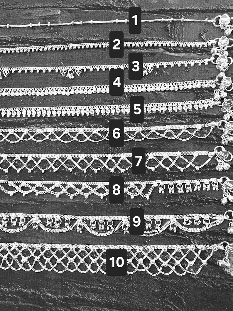 Pode incluir: Uma cole&ccedil;&atilde;o de dez pulseiras de tornozelo de prata, cada uma com um design &uacute;nico. Os estilos incluem correntes delicadas, padr&otilde;es de contas e trabalhos abertos intrincados. As pulseiras de tornozelo s&atilde;o exibidas em uma superf&iacute;cie escura e texturizada.