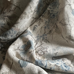 ELEGANT Colefax & Fowler 100% linen fabric - Flowers Linen Print Fabric  - Ligth Blue/grey