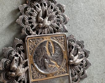 RARO, Antica acquasantiera in filigrana. Argento sterling. Nostra Signora di Lourdes con rondini.