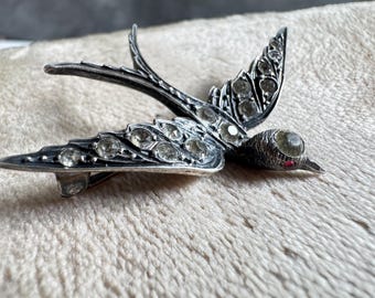 Spilla antica a forma di rondine in pasta d'argento sterling