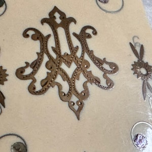 Splendido libretto di preghiere spagnolo antico, con pagine dorate, intarsi in madreperla e ottone, monogrammato MA/AM. immagine 5