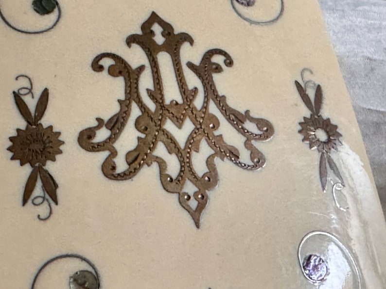 Splendido libretto di preghiere spagnolo antico, con pagine dorate, intarsi in madreperla e ottone, monogrammato MA/AM. immagine 5