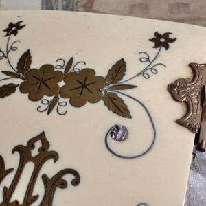 Pu&ograve; includere: Un cartello in legno rustico con la scritta "Welcome to our home" in stile scritto a mano. Il cartello presenta una finitura invecchiata e un design semplice e invitante, perfetto per l'arredamento dell'ingresso.