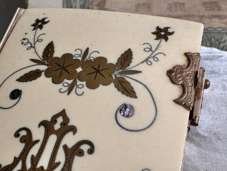 Pu&ograve; includere: Un cartello in legno rustico con la scritta "Welcome to our home" in stile scritto a mano. Il cartello presenta una finitura invecchiata e un design semplice e invitante, perfetto per l'arredamento dell'ingresso.