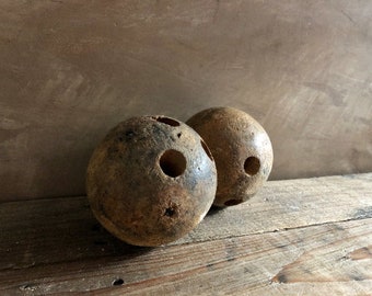 Paar antieke primitieve houten kleine bowlingballen, kinderballen Drie gaten