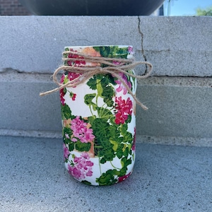 Decoratieve glazen pot met roze bloemen