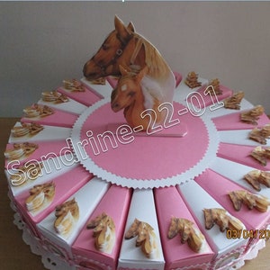 gâteau de 30 boites à dragées " jument et poulain " blanc et rose