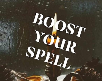 Puede incluir: Una vela encendida en un candelero vintage con el texto "BOOST YOUR SPELL" en letras blancas. La vela está rodeada de rodajas de naranja secas y una piña.