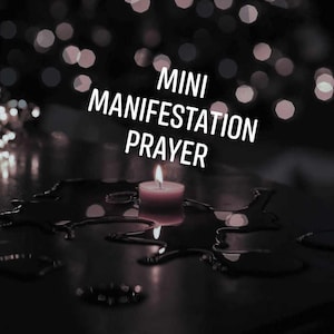Può includere: Una candela accesa si trova in una pozza di cera fusa su una superficie scura. Il testo "MINI MANIFESTATION PRAYER" è sovrapposto all'immagine.
