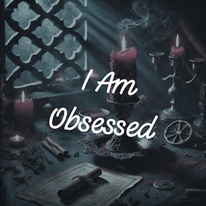 Puede incluir: Imagen oscura con una vela encendida, un candelabro y el texto "I Am Obsessed". La escena incluye un pergamino, especias y un plato decorativo, creando una atmósfera mística. La paleta de colores está dominada por el rojo oscuro, el negro y el gris.