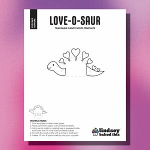 以下が含まれることがあります： 「LOVE-O-SAUR」と書かれた恐竜のデザインの、カップケーキトッパー用の白いテンプレート。テンプレートには説明と「lindsey baked this」というロゴが含まれています。