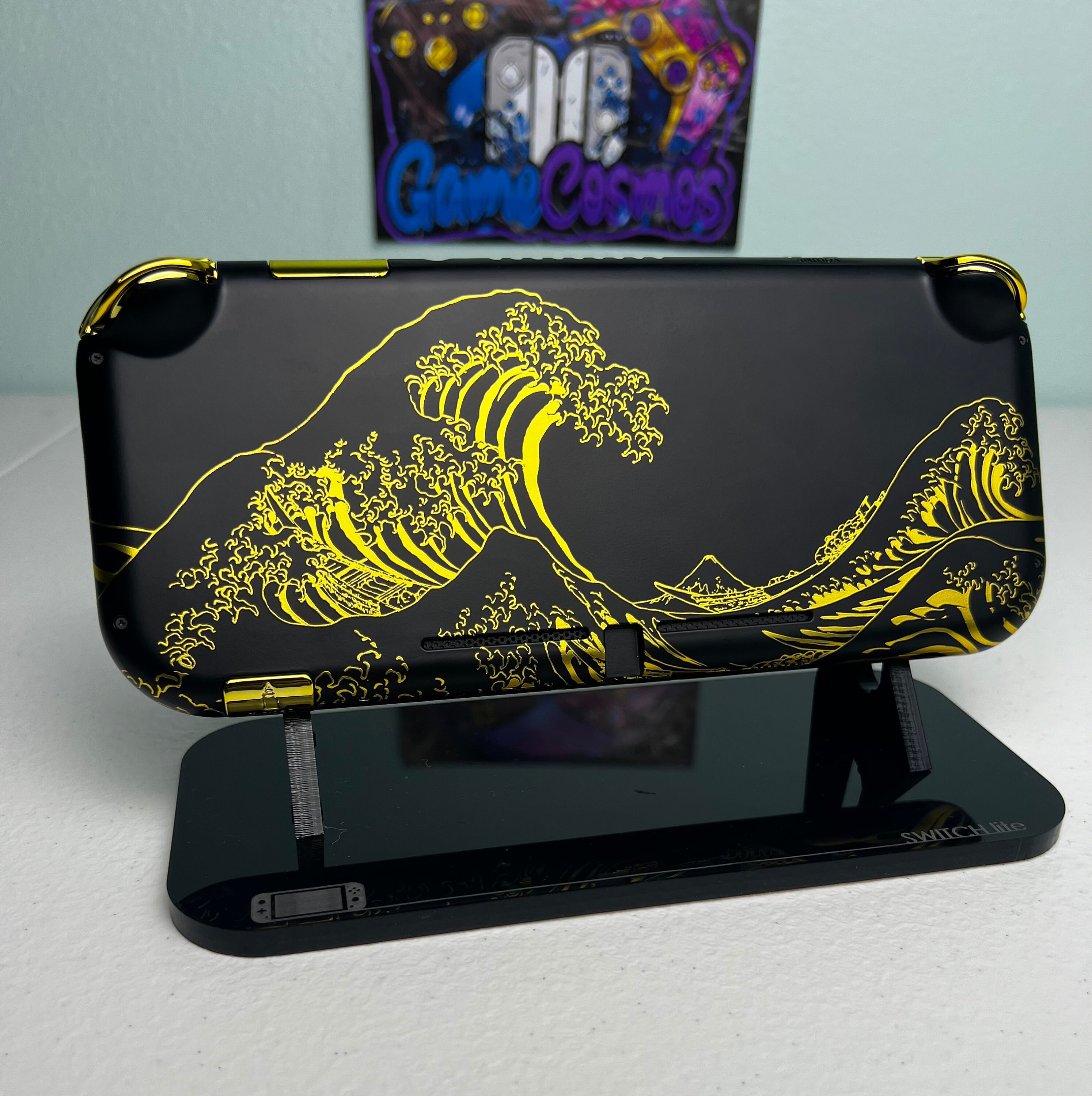 Nintendo Switch Lite本体　カスタム品　外装：金の波柄仕様 Great Wave Kanagawa Matte Finish - Gold and Black - Custom Switch
