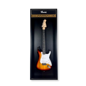 Può includere: Una chitarra elettrica con finitura sunburst, esposta in una scatola nera con un amplificatore abbinato. La chitarra ha un battipenna bianco e hardware cromato. L'amplificatore ha la scritta "Record".