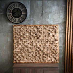 Peut inclure: Une grande œuvre d'art murale en bois composée de nombreux petits carrés. Les carrés sont disposés en grille et sont tous de différentes nuances de brun. L'œuvre d'art murale est encadrée dans un simple cadre en bois.