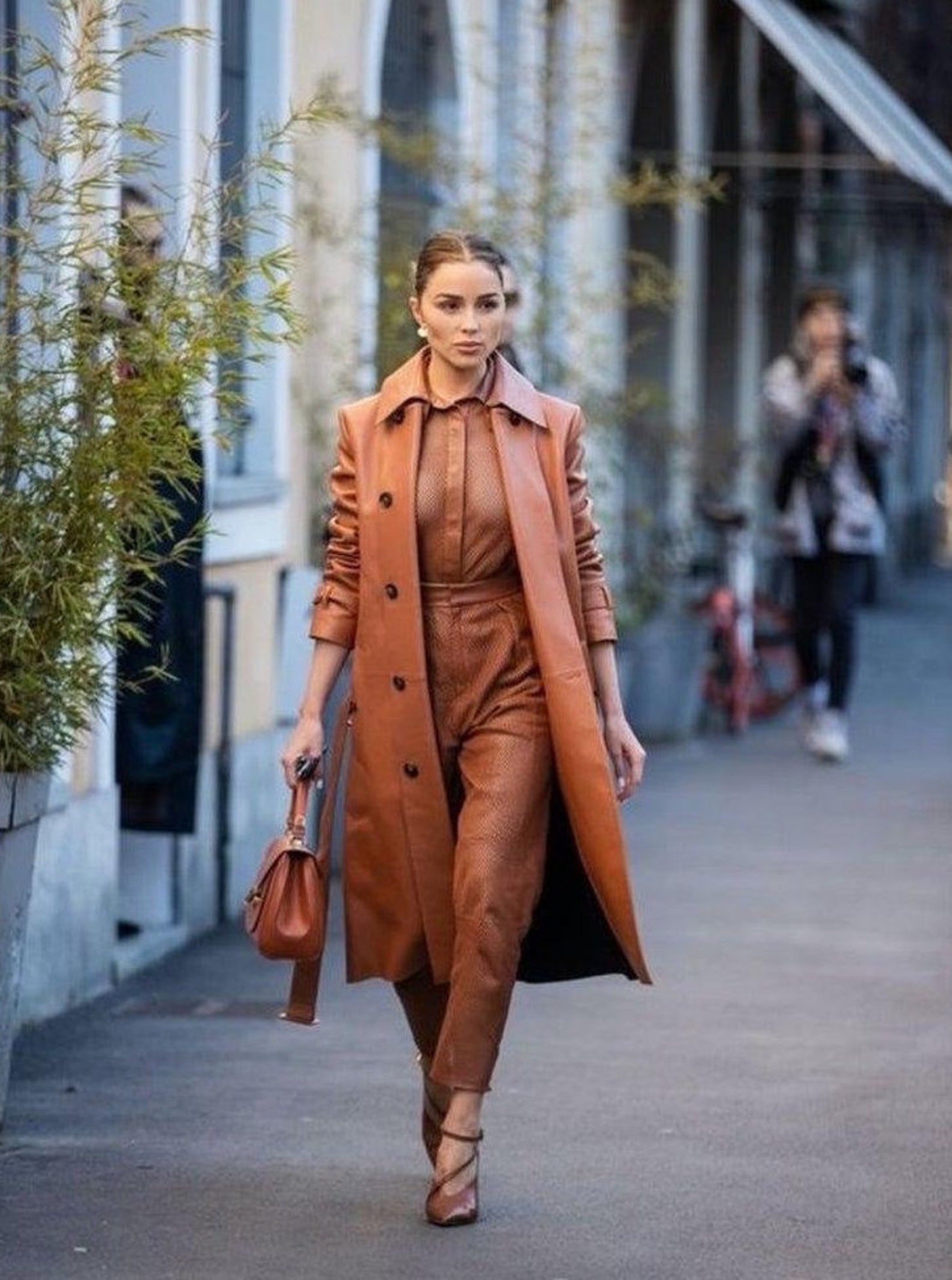 elle estampe le cuir en 9 lettres